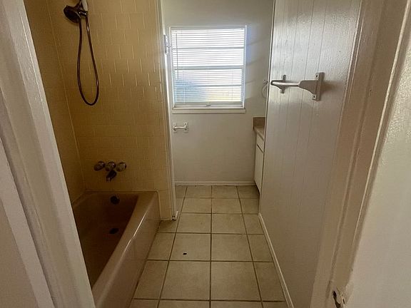 4th image of 590 Florosa Ct