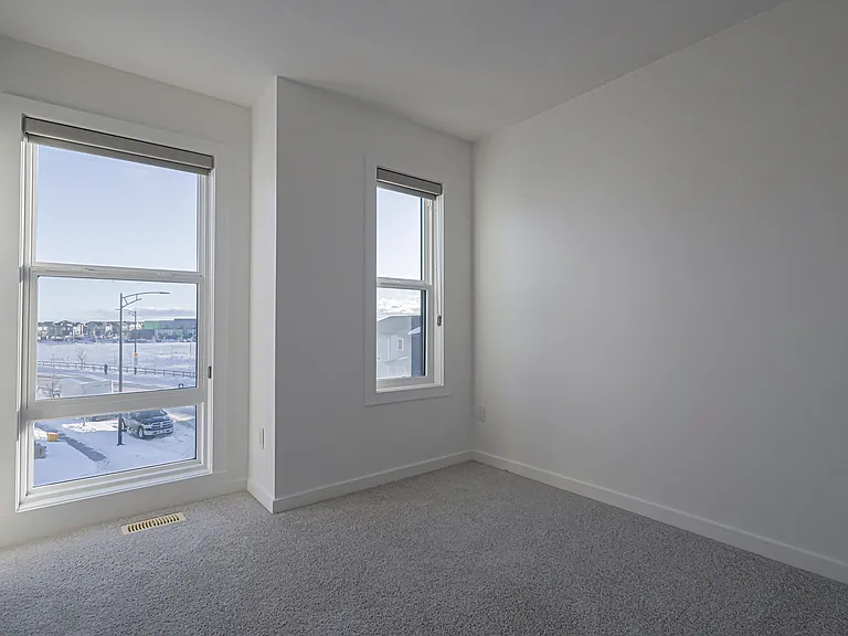 1704 Keene Cres SW — Photo 22
