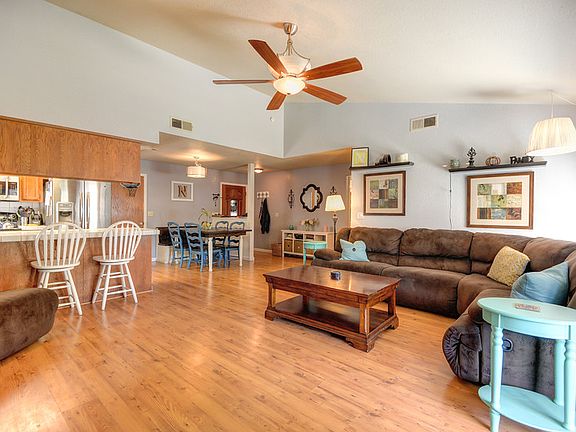 4th image of 977 Santorini Ln