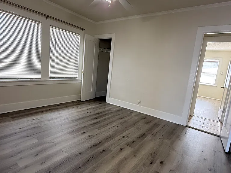 1116 Irving Ave — Photo 6