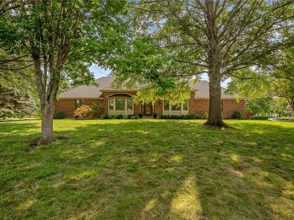 18275 Canterbury Rd, Stilwell, KS 66085