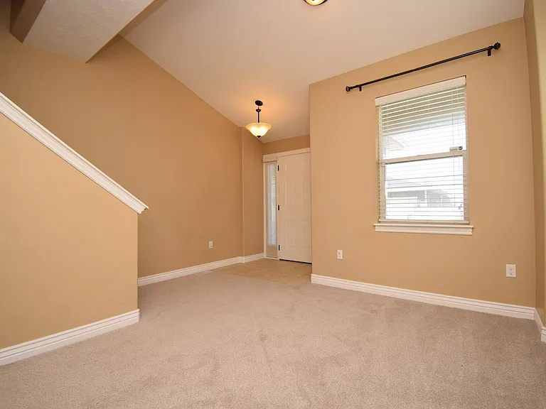 913 W Delorean Ln — Photo 3