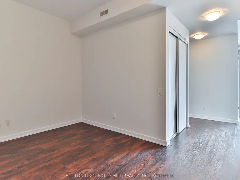 105 The Queensway #2516 — Photo 11
