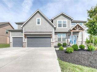 858 Clearview Dr, Lansing, KS 66043