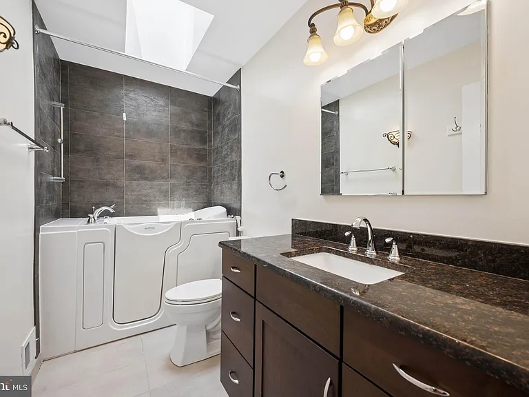 7016 Hopewood St — Photo 43