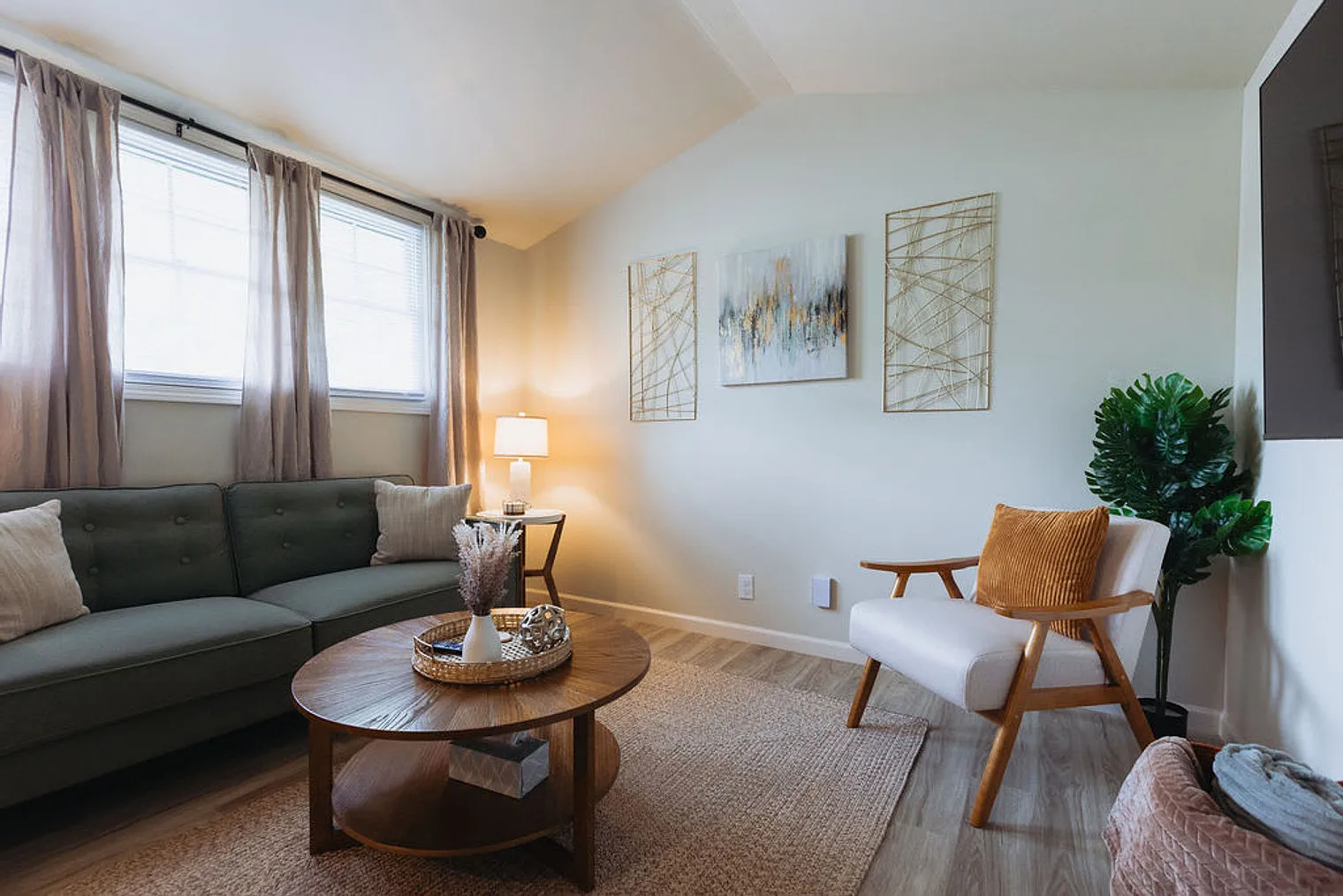 1 bed, 1.0 bath, 592 sqft, $1,888 — Photo 1
