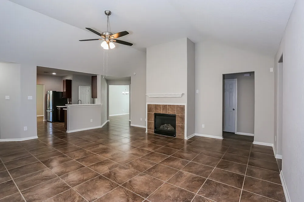 3 bed, 2.0 bath, 1819 sqft, $2,010 — Photo 4