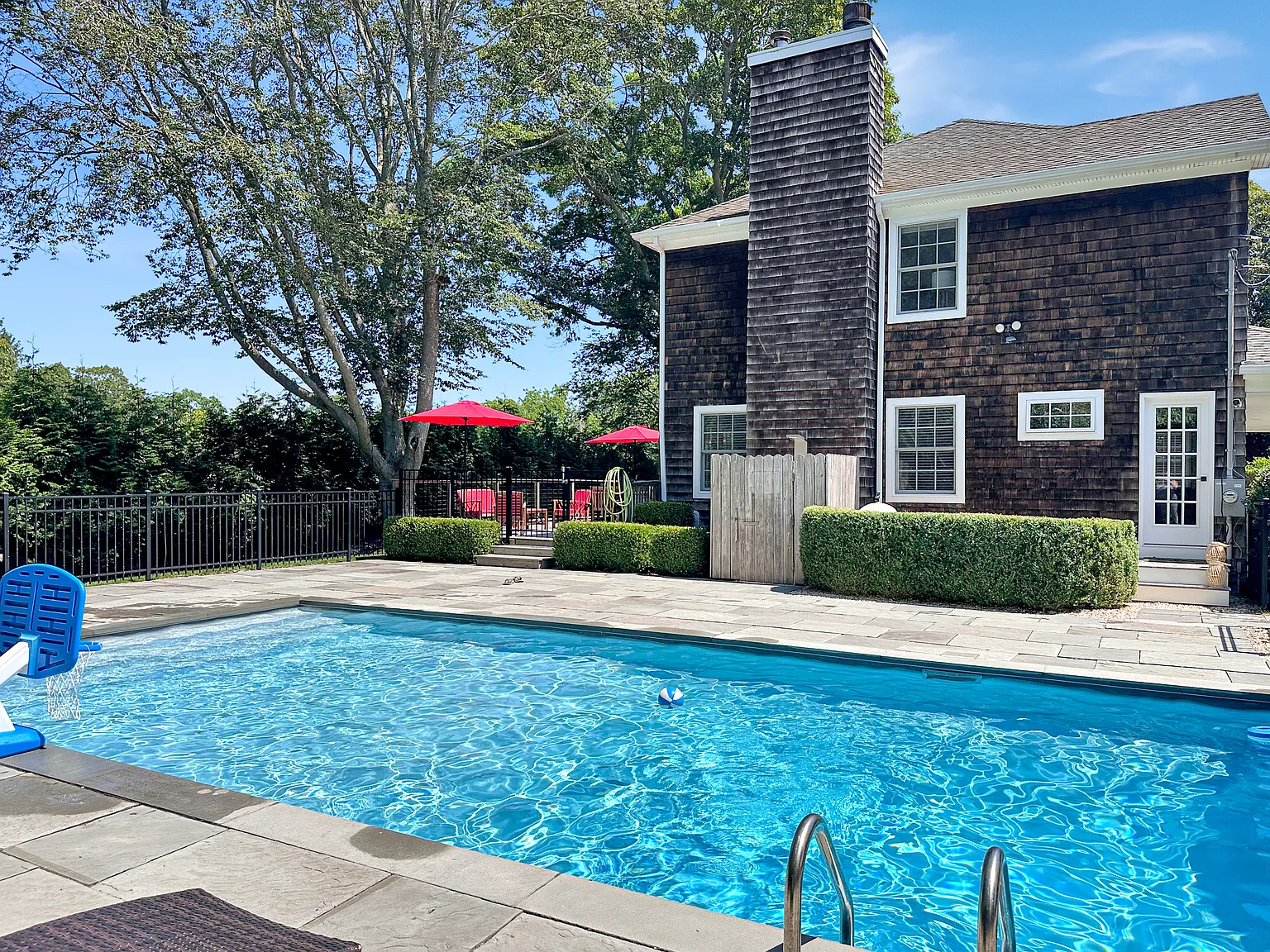Beautiful House With Pool on Bergen Ave — Photo 3