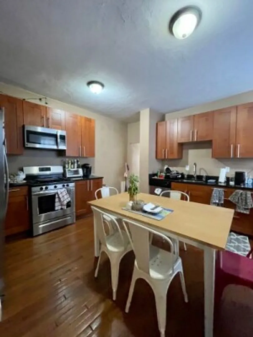 look no further.. perfect 5 bed in Allston — Photo 1