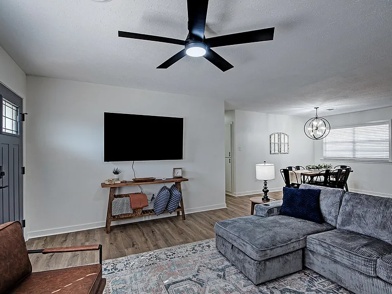 124 Hill Cir — Photo 2
