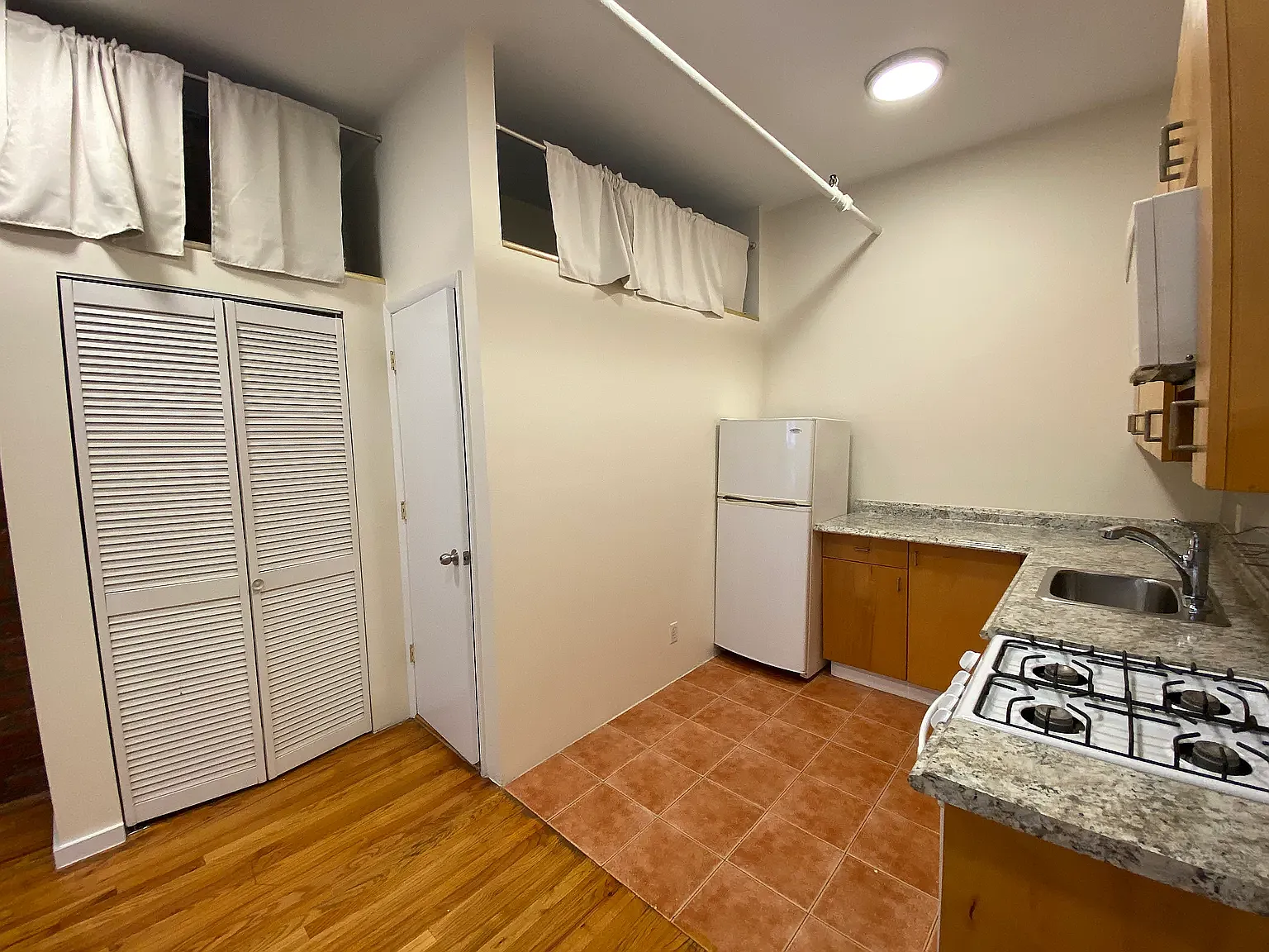 315 West 30th Street — Photo 4