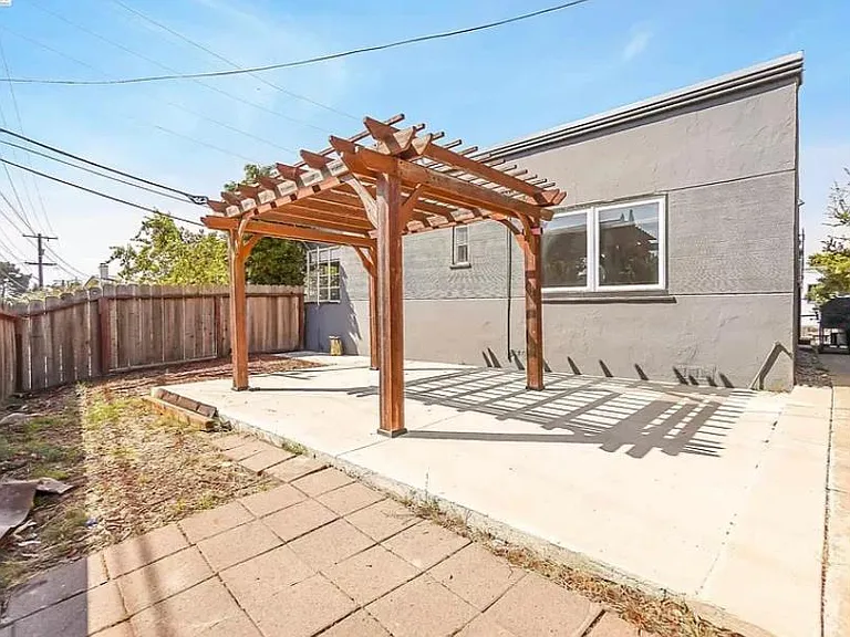 2978 Georgia St — Photo 2