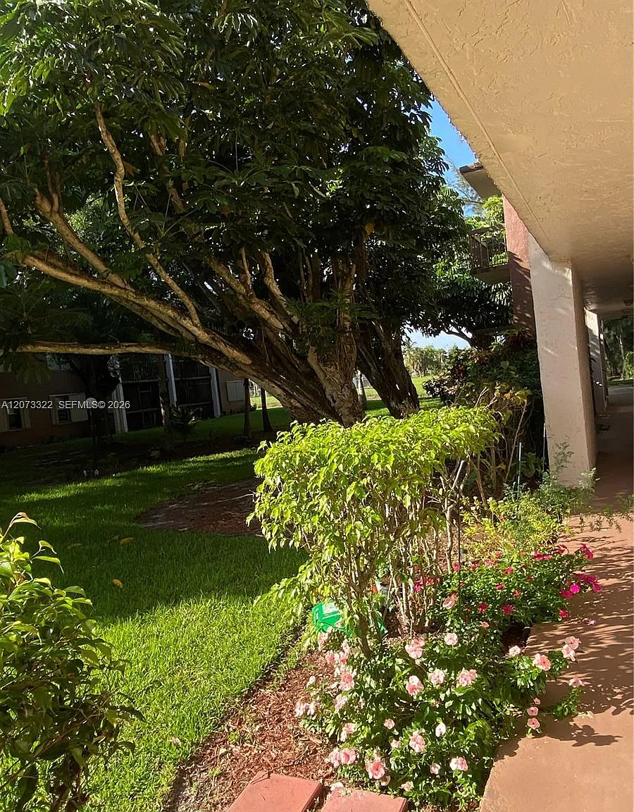 Nova Gardens Condo — Photo 3
