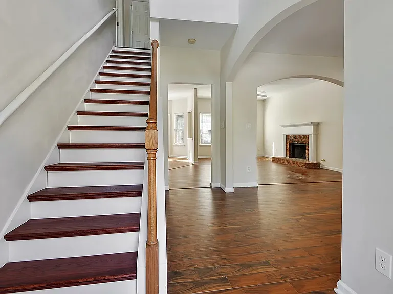 1947 Oakbluff Dr — Photo 3