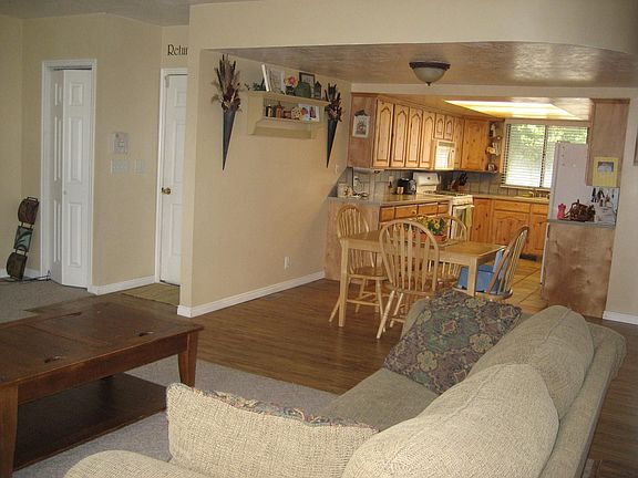 Fam. room into kitchen