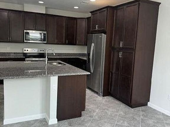 3rd image of 16464 Helix Ct