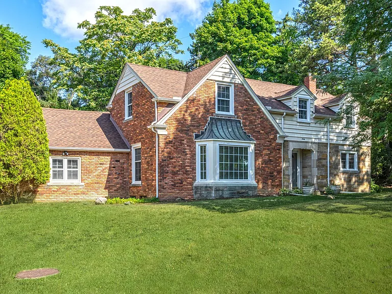 60 Devon Rd — Photo 1
