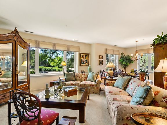 5th image of 2660 Summit Dr Unit 102