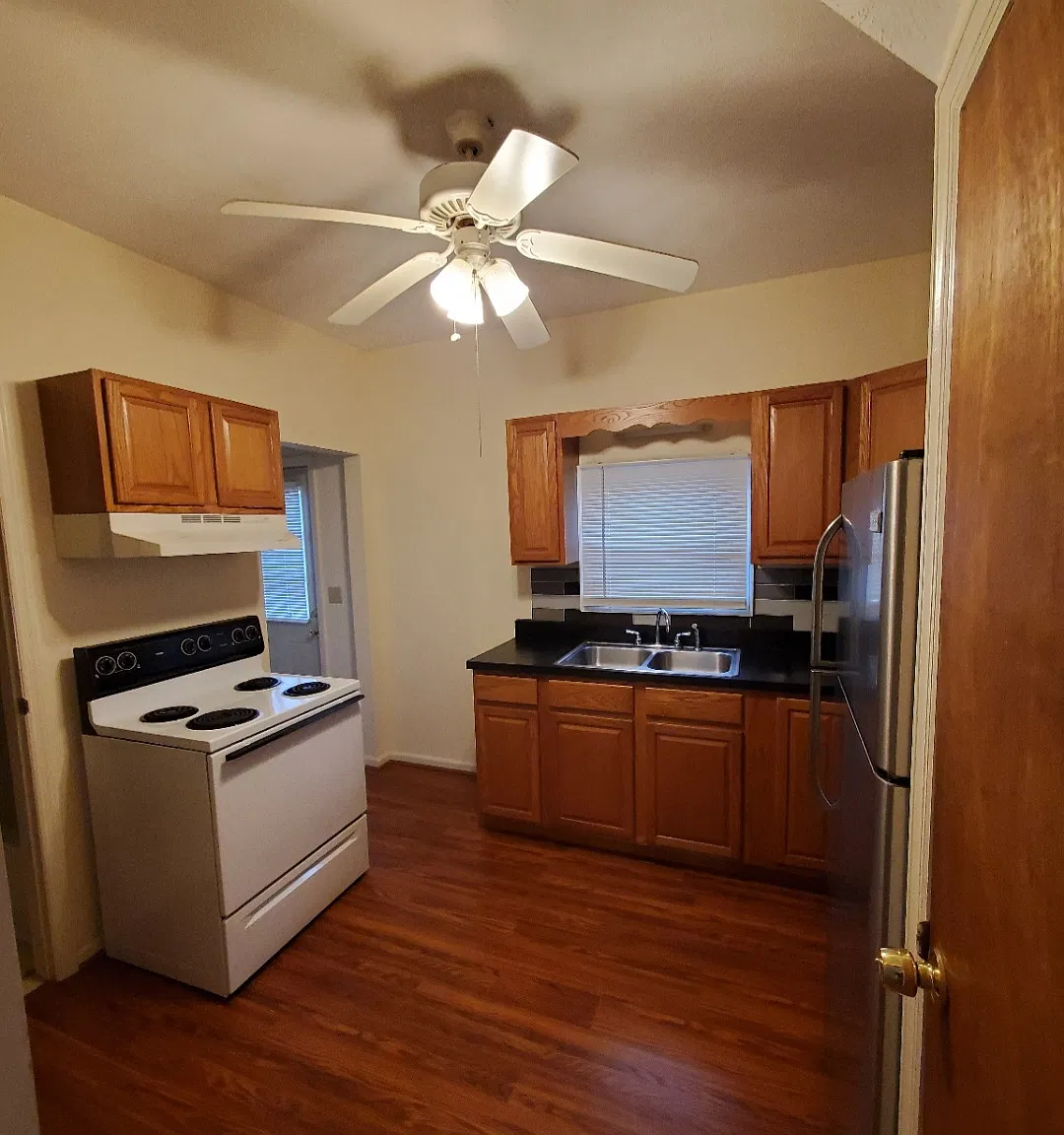 904 Burrstone Rd — Photo 2