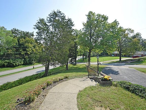 3rd image of 2812 McFarlan Park Dr