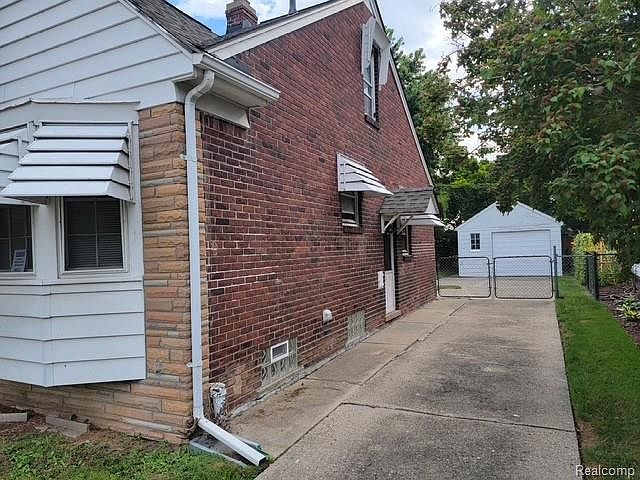 21240 Redmond Ave, photo 2