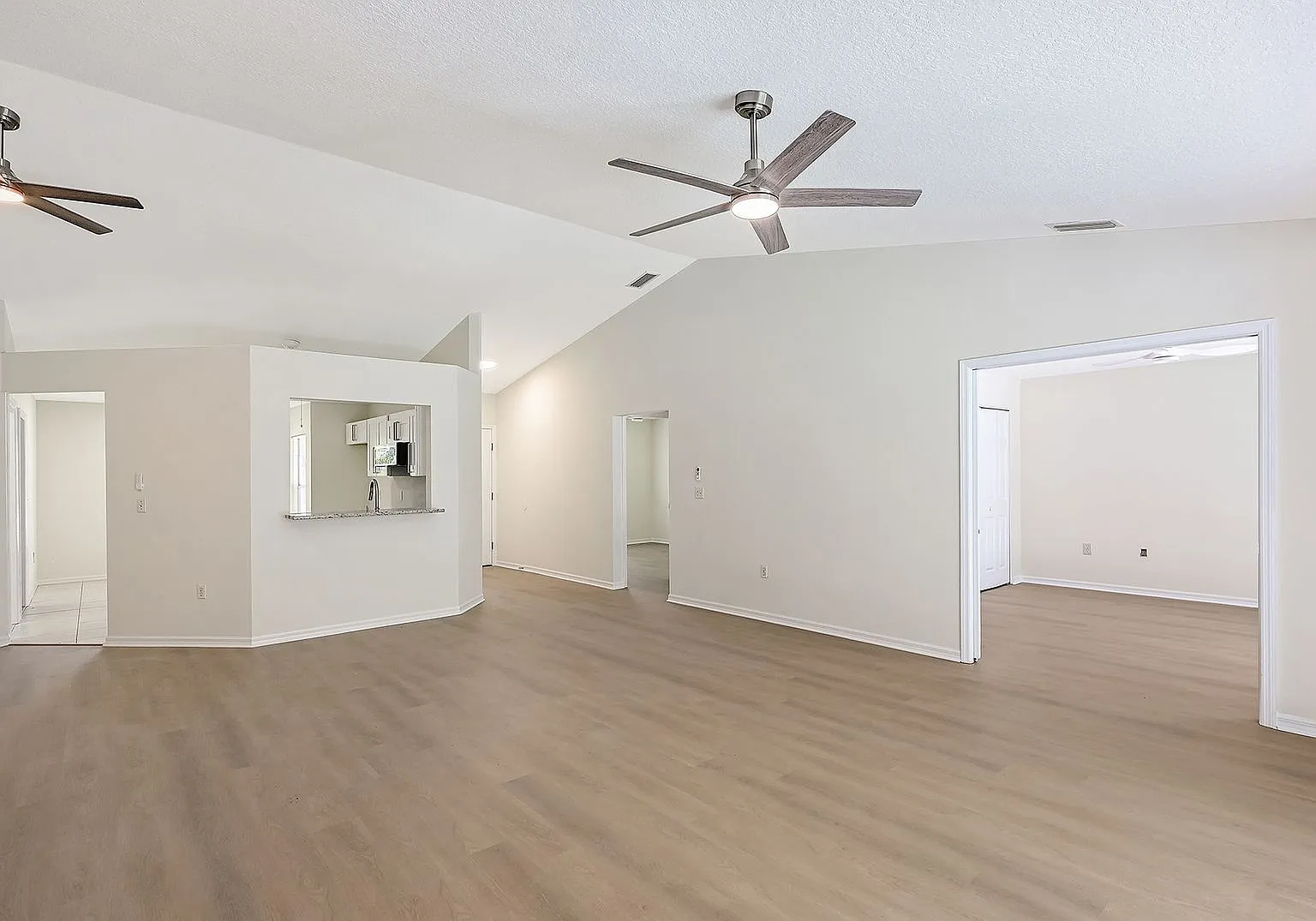 3/2 Pool Home in Lake Sarasota — Photo 4