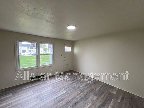 5th image of 942 S Central Dr