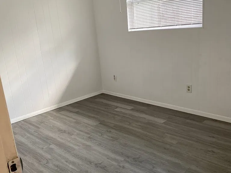 2642 Chester Ave — Photo 9