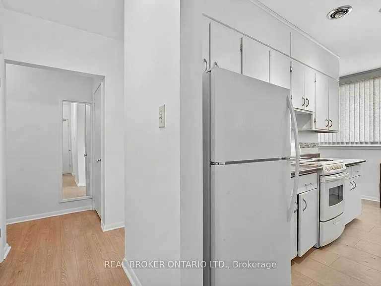 8 Westmount Dr S — Photo 2