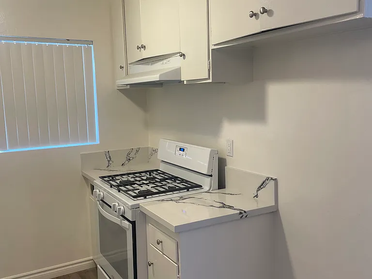 5524 Corteen Pl #12 — Photo 7