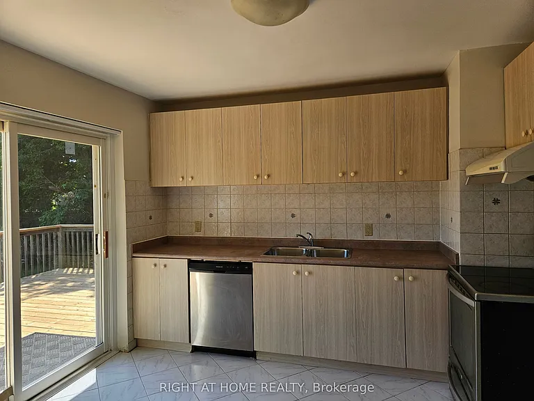 388 Fernleigh Cir S — Photo 8