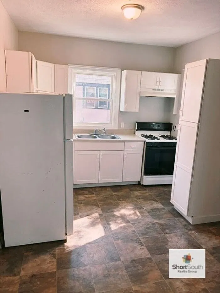 3 bed, 1.0 bath, 1272 sqft, $1,400 — Photo 3