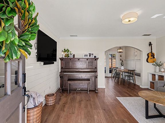 4th image of 4012 Fox Run N