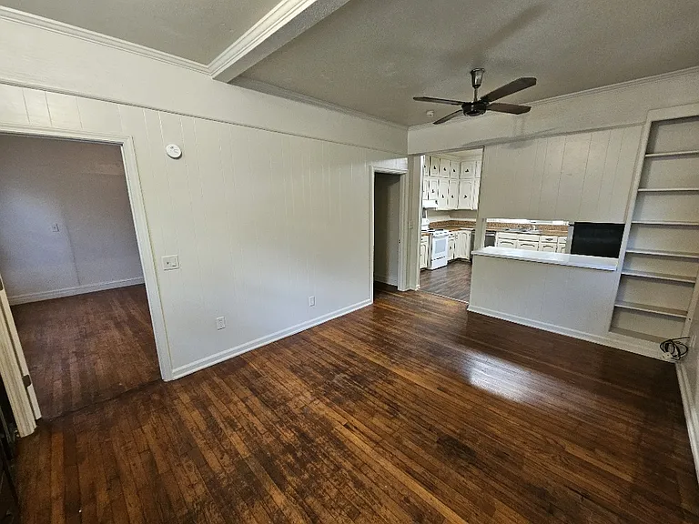 327 N Main St — Photo 2