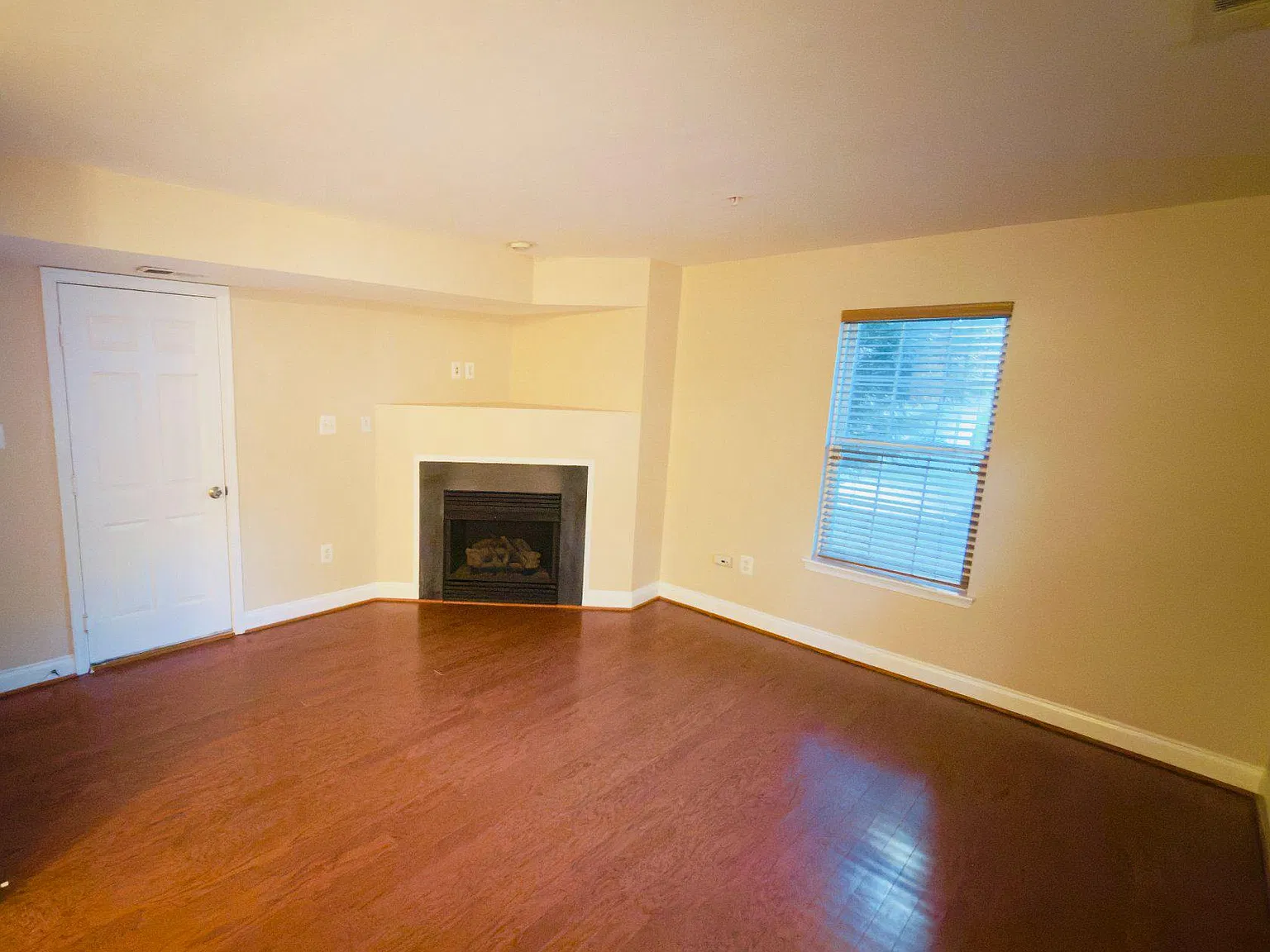 4 bed, 3.5 bath, 2480 sqft, $3,800 — Photo 3