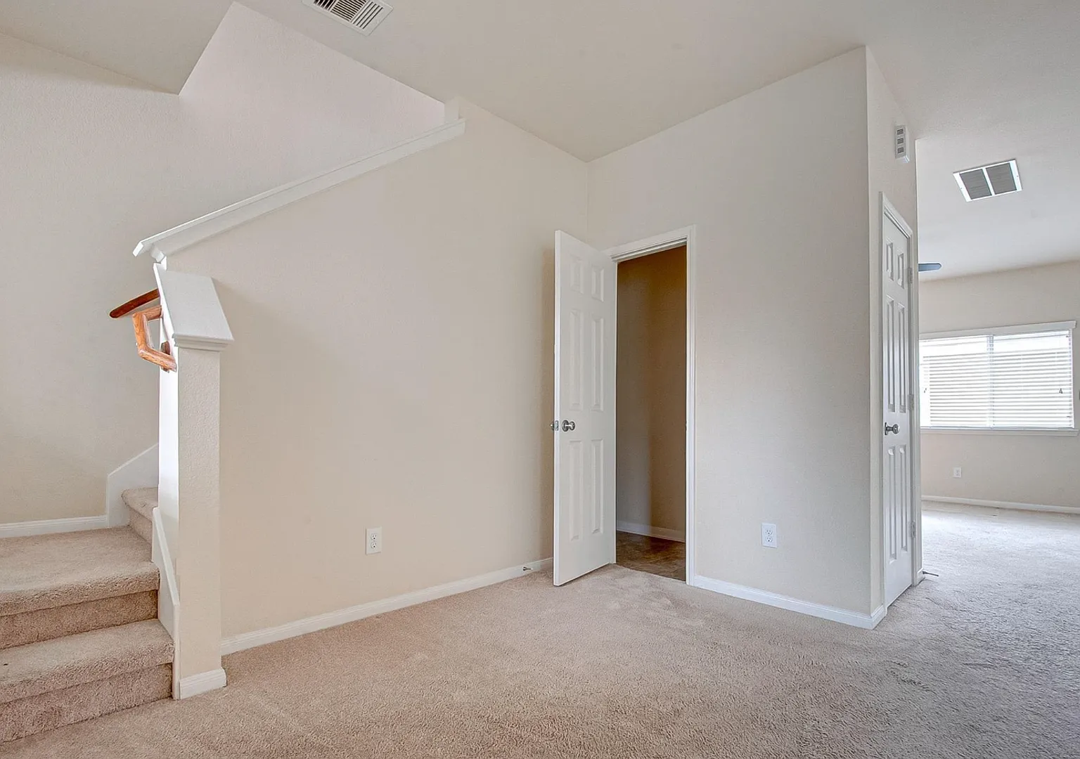A beautiful two-story home nestled in the warm and inviting City Park community. — Photo 4