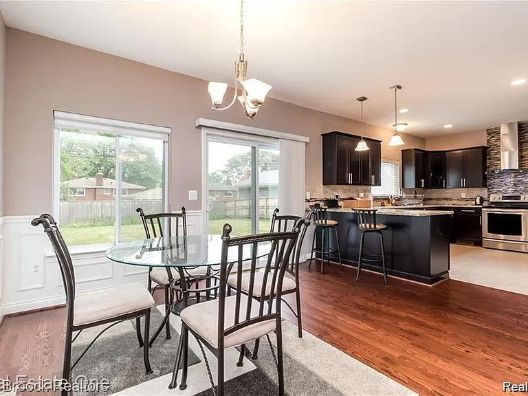 2806 Benjamin Ave — Photo 4