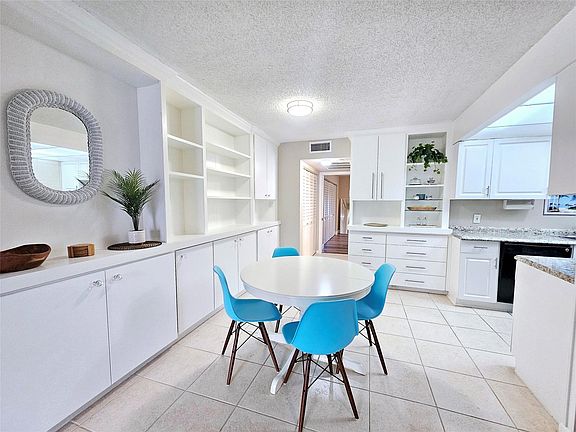 4th image of 1011 Oakridge A #1011