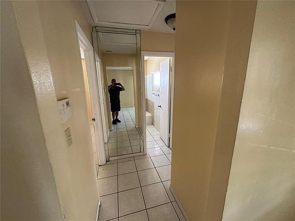 5th image of 3880 Woodside Dr APT B
