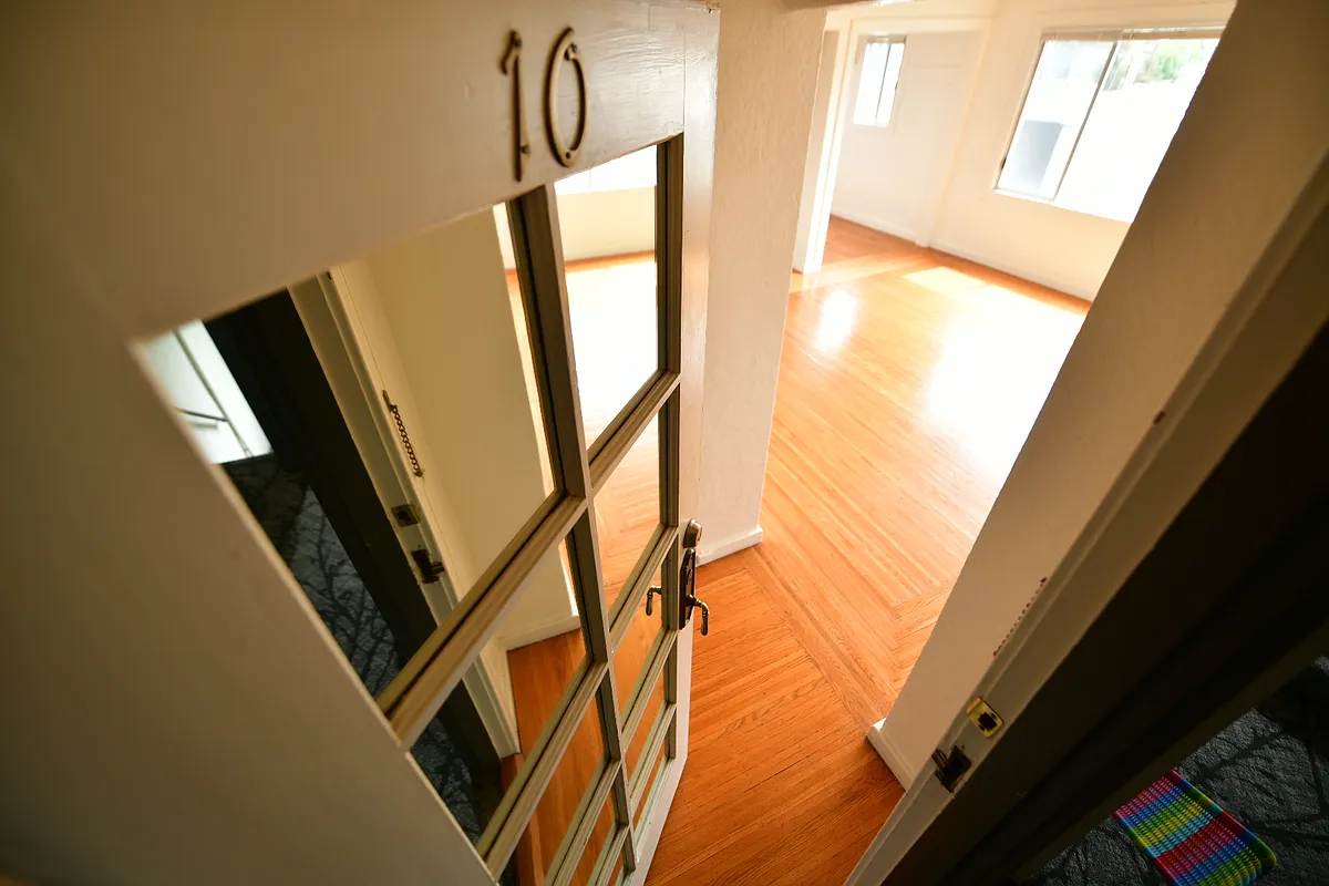 Building Photo - 832 York St #10
