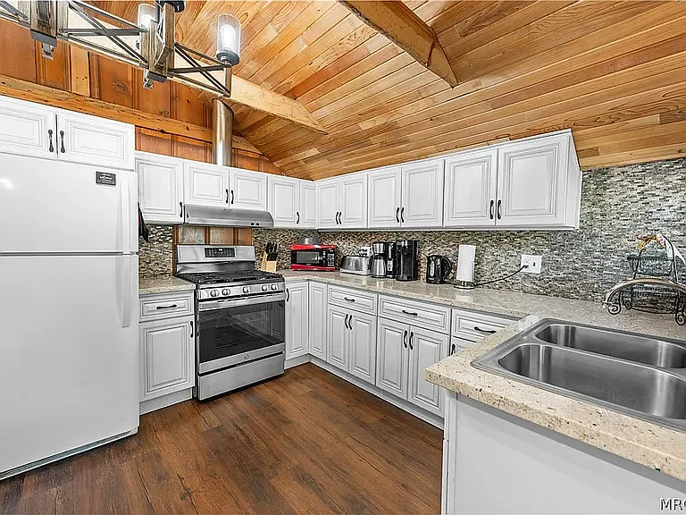 774 Eureka Dr — Photo 15