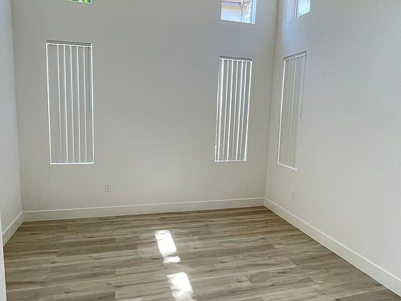 3rd image of 1243 Thornbury Ln