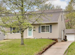 903 N Geyer Rd, Saint Louis, MO 63122