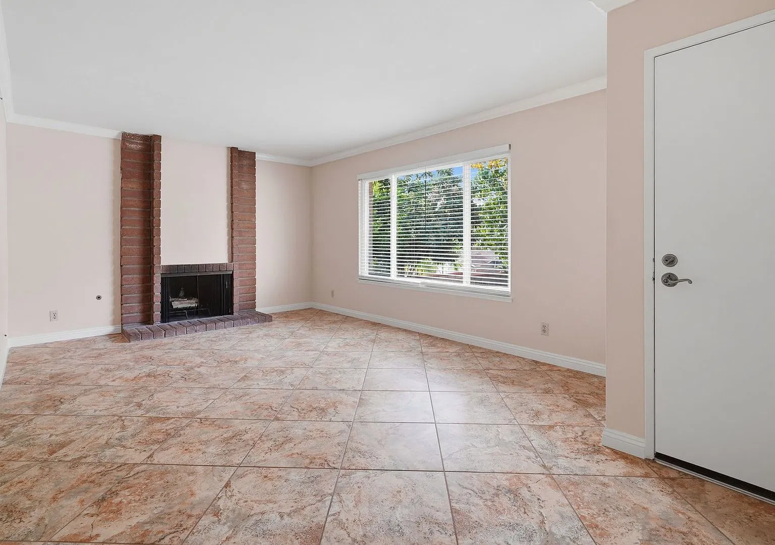 Cute! Cute! Cute! Single Family 3+2 On Cul-de-Sac In North Valencia — Photo 4