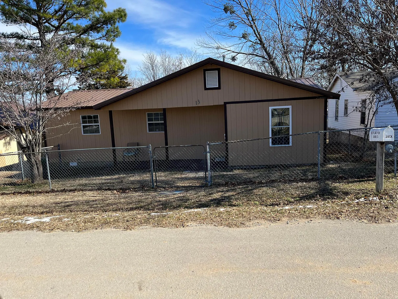 3 bed, 848 sqft, $1,250 — Photo 1