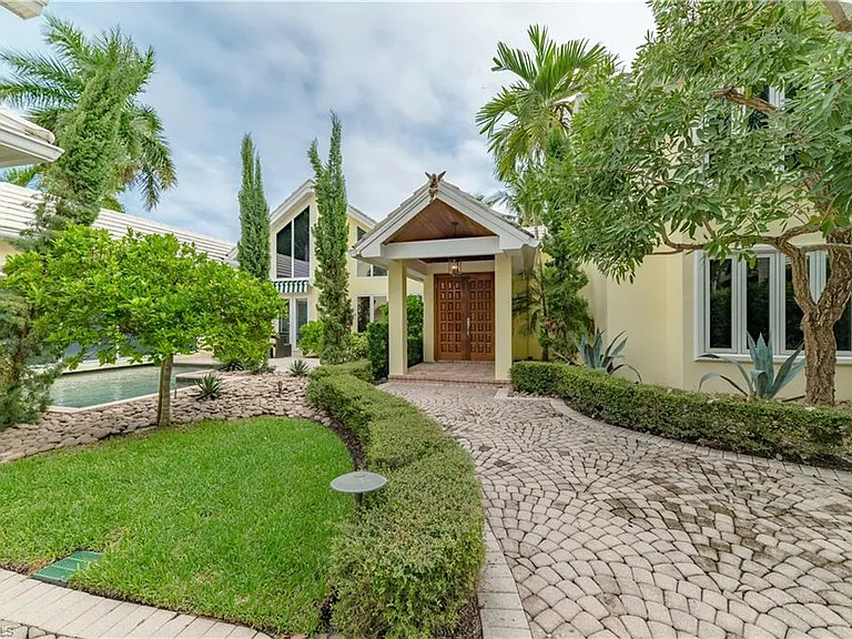 883 Galleon Dr — Photo 2