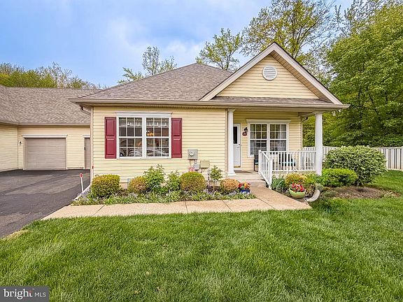 2nd image of 44 Regents Ct