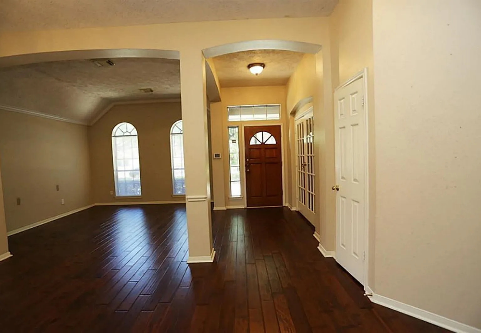 4 bed, 2.5 bath, 2574 sqft, $2,325 — Photo 2