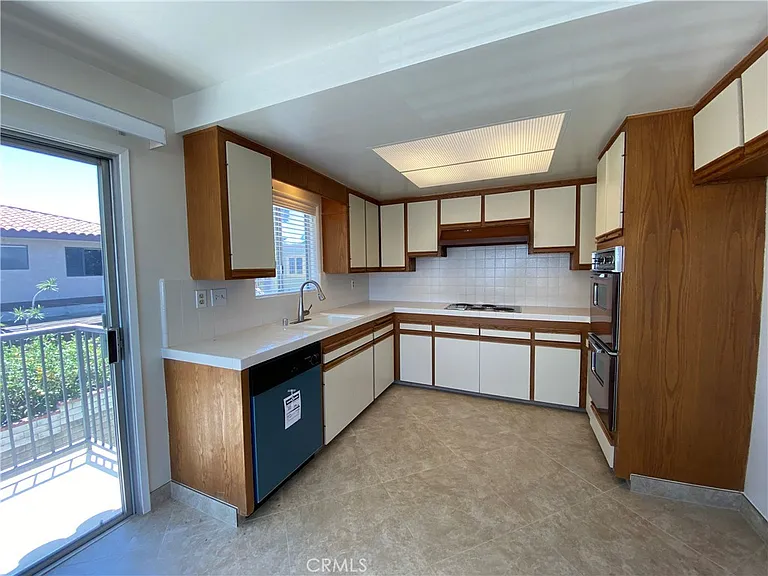 551 W 40th St — Photo 2