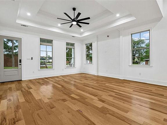 4th image of 4601 Pineda St